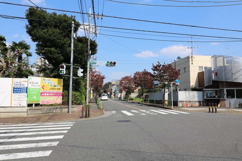 氷川台駐在所前の交差点が見えたら、そのすぐ次の東京少年鑑別所前の信号を左に進みます。
